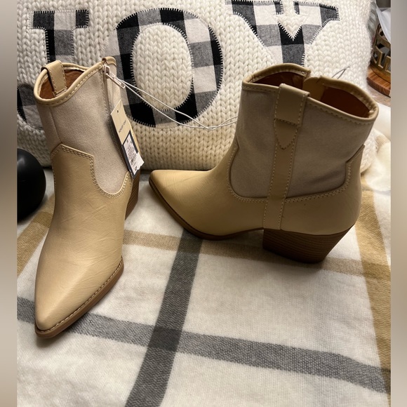 Universal Thread/Kay, off white western ankle boots, various sizes - Picture 6 of 10